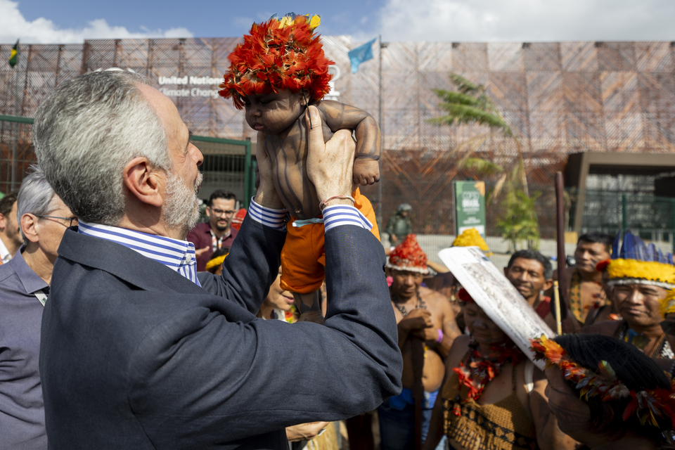 O presidente da COP 30, André Correa do Lago conversa com indígenas da etnia Munduruku. Foto de Felipe Werneck/COP30